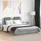 vidaXL Cama con cabecero madera de ingeniería gris hormigón 140x200 cm vidaXL Cama con cabecero madera de ingeniería gris hormigón 140x200 cm