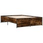 vidaXL Estructura cama madera ingeniería metal roble ahumado 135x190cm vidaXL Estructura cama madera ingeniería metal roble ahumado 135x190cm
