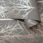 DUTCH WALLCOVERINGS Papel pintado Rhea Trees gris y oro rosa