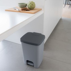 Curver Papelera de pedal Essentials gris claro 20 L