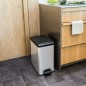 Curver Papelera de pedal estrecha Deco plateada 25 L Curver Papelera de pedal estrecha Deco plateada 25 L